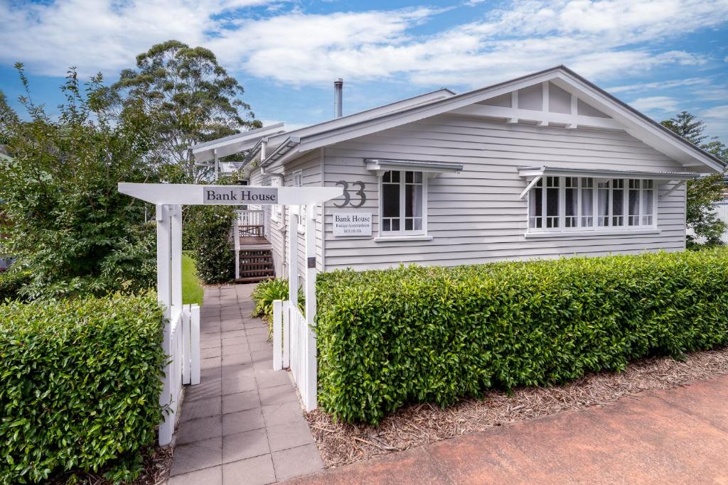 タンボリーン・マウンテンにあるBank House Tamborine Mountainの白屋