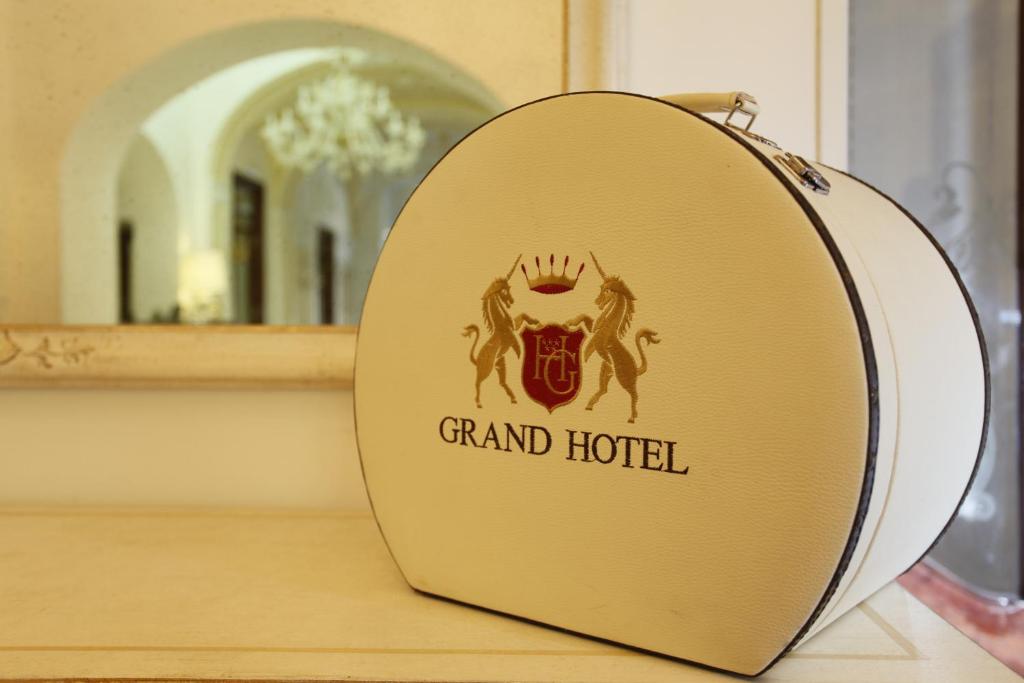 Et logo, certifikat, skilt eller en pris der bliver vist frem på Grand Hotel Di Lecce