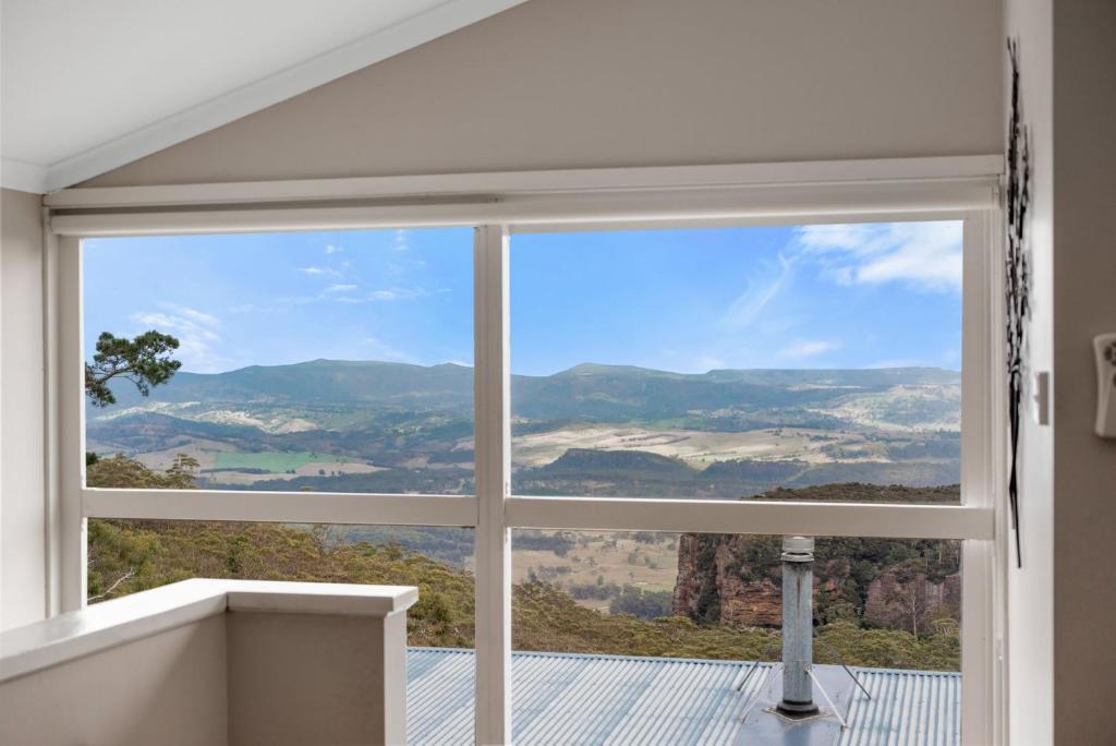 ventana con vistas a la montaña en Currawong, en Blackheath