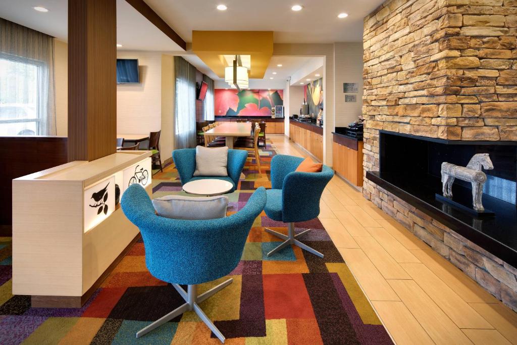 Et sittehjørne på Fairfield Inn & Suites Indianapolis Airport