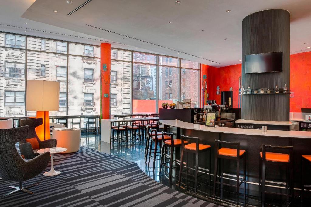 אזור ישיבה ב-Courtyard by Marriott New York Manhattan/Central Park