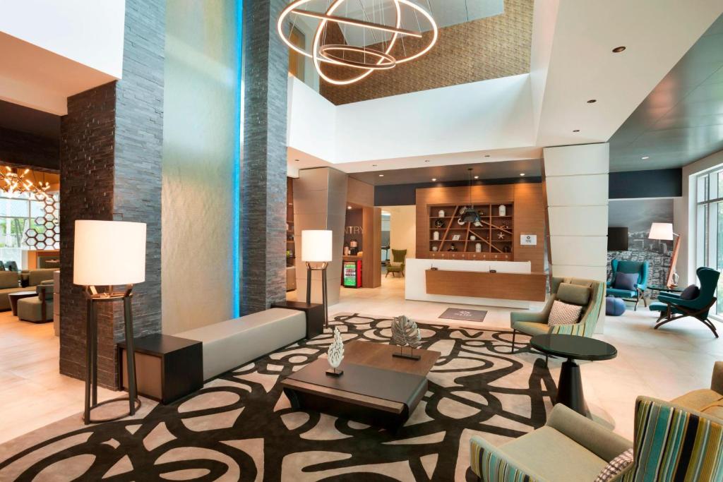 Area tempat duduk di Four Points by Sheraton Miami Airport