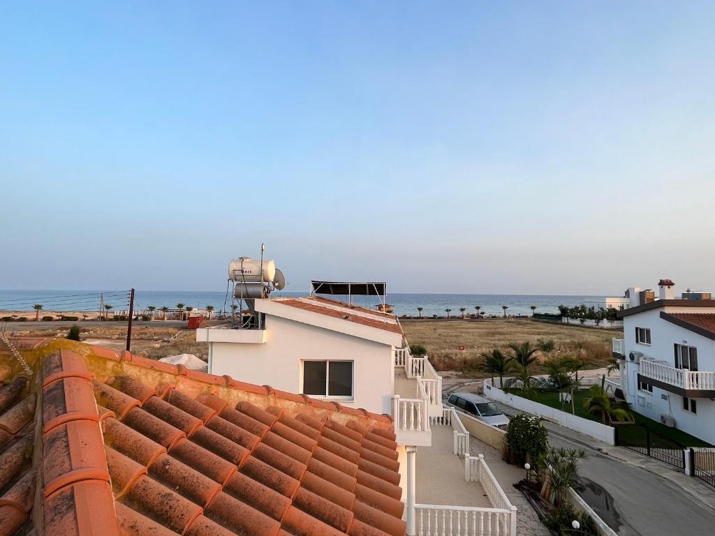 una vista del océano desde el techo de un edificio en Sea View Villa in Agia Thekla, en Ayia Napa