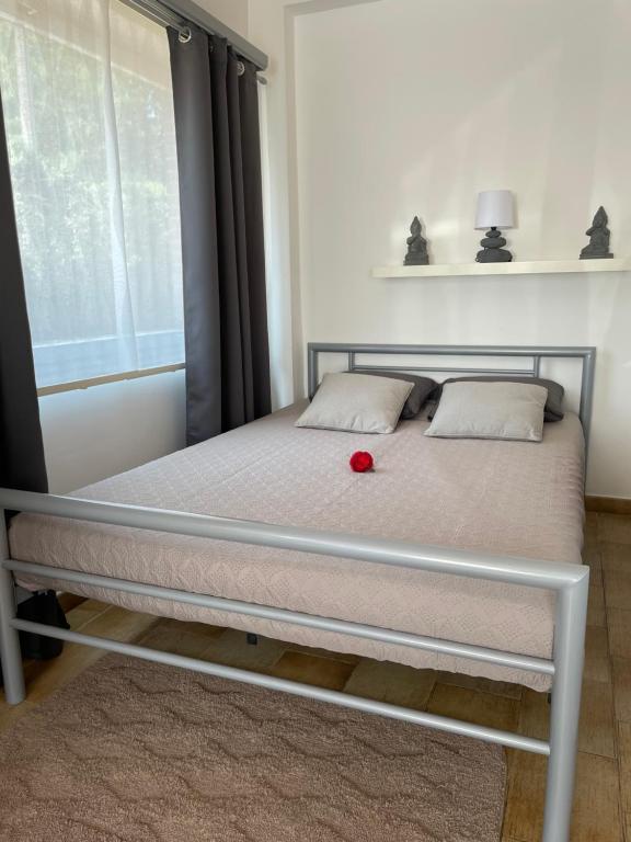 uma cama com um brinquedo vermelho num quarto em Charmant studio em Binche