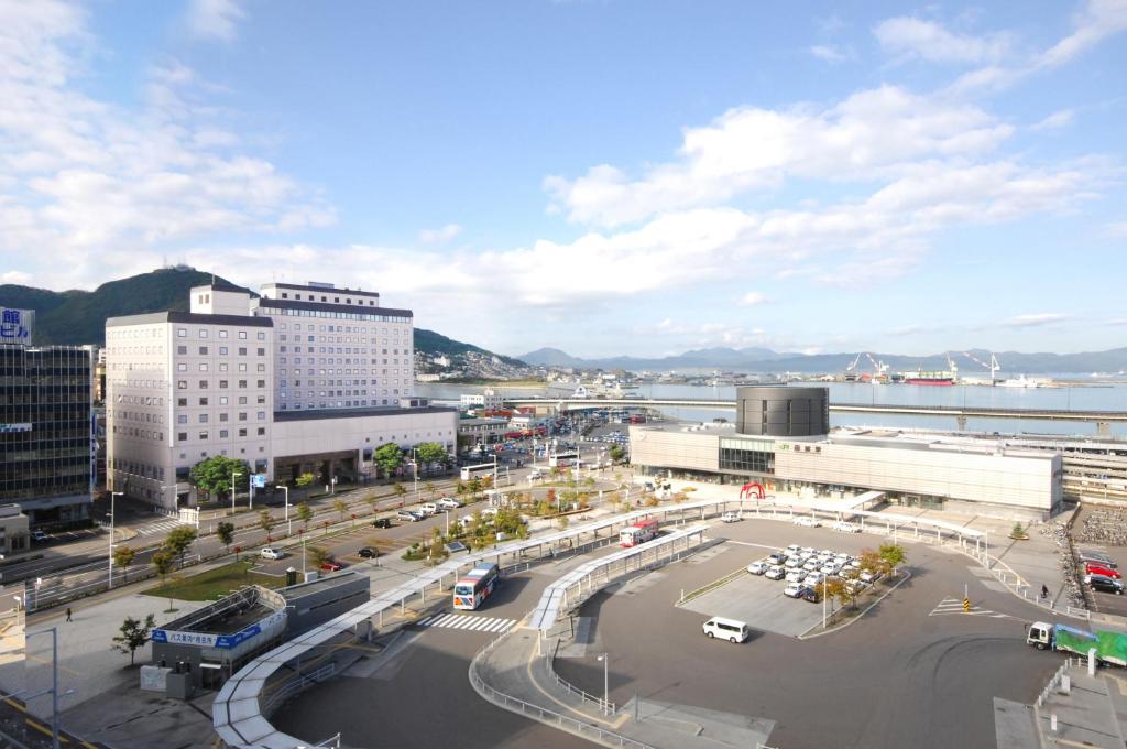 una vista aérea de una ciudad con aparcamiento en Premier Hotel - CABIN PRESIDENT - Hakodate, en Hakodate