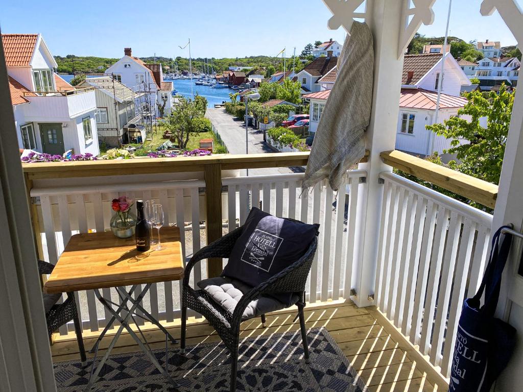 En balkong eller terrasse på Skaftö Hotell Villa Lönndal, Grundsund