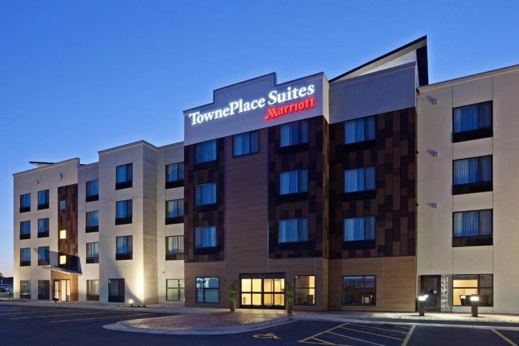 eine Verkleidung der Vorderseite der Hotelsuiten in der Unterkunft TownePlace Suites by Marriott Sioux Falls South in Sioux Falls