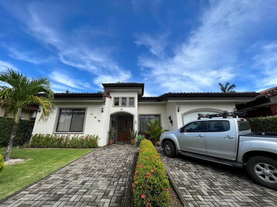 un camión blanco estacionado frente a una casa en Casa Famari at Playa Bejuco, en Bejuco