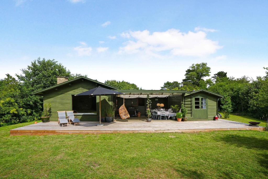 En trädgård utanför Classic Danish Summerhouse Close To Ocean, Beach And Forest