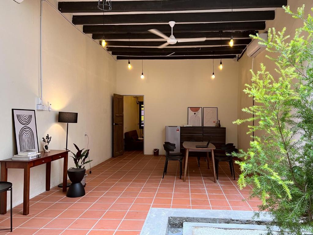 d'une terrasse avec une table et un plafond éclairé. dans l'établissement Aayu Stewart, à George Town