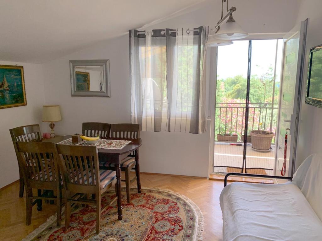 Guest House Villa Kosa tesisinde bir balkon veya teras