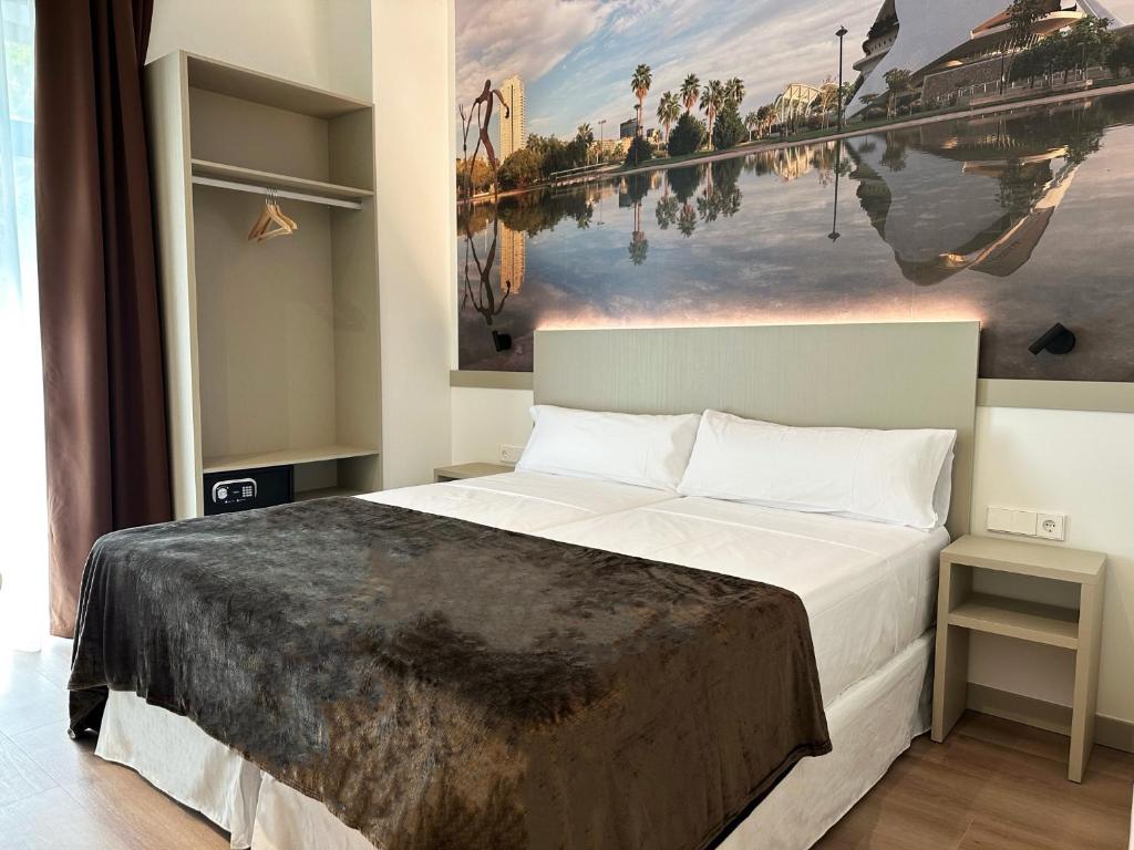 Rúm í herbergi á Hotel BESTPRICE Valencia