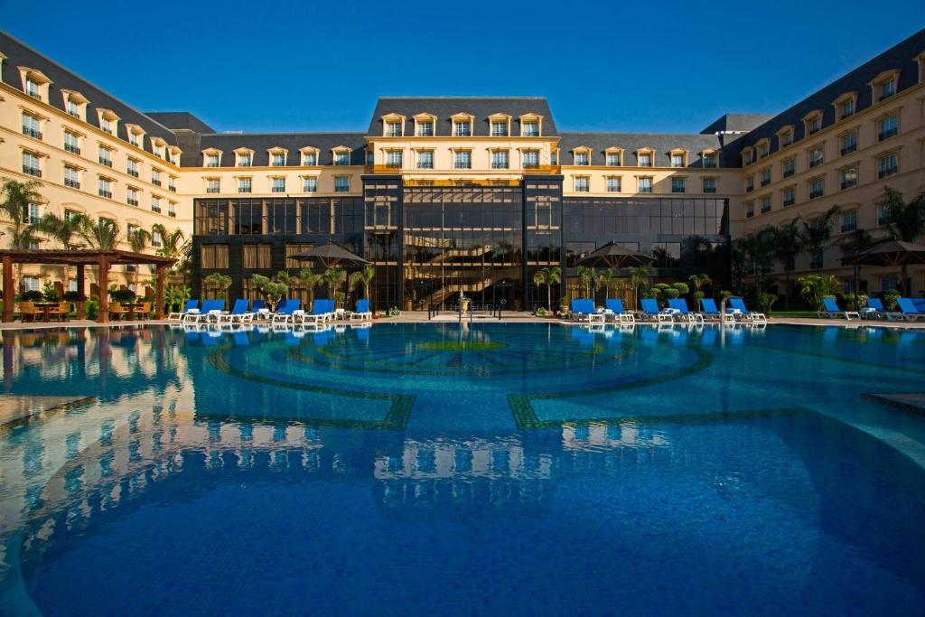 Swimming pool sa o malapit sa Renaissance Cairo Mirage City Hotel