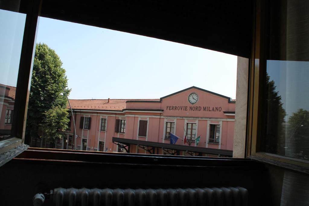 una finestra con vista su un grande edificio di L'appartamento della Stazione di Saronno a Saronno