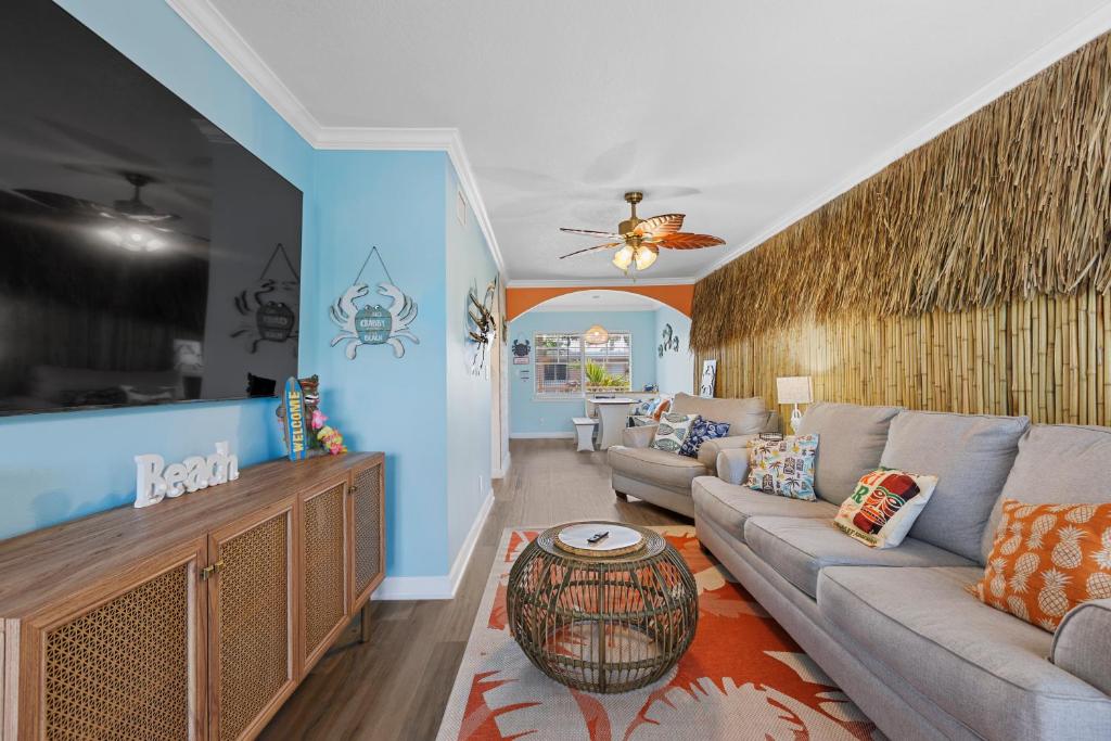 A television and/or entertainment centre at Tiki Blue Crab Cabana Beach Condo in Paradise