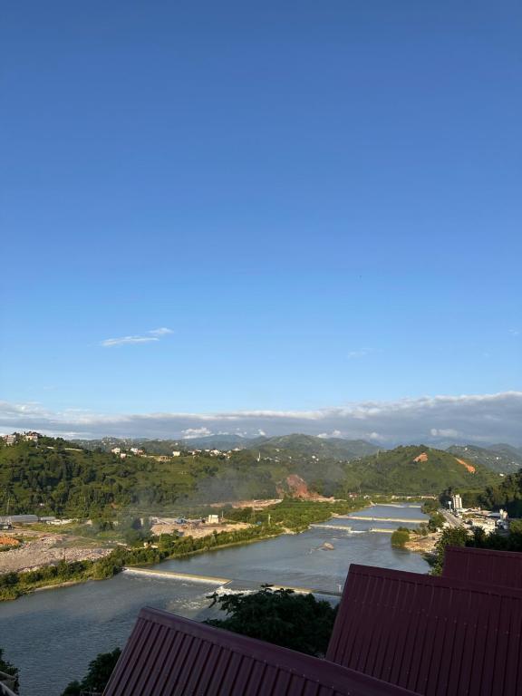 vista sul fiume presunto da un edificio di Aurora Suit Bungalov a Rize