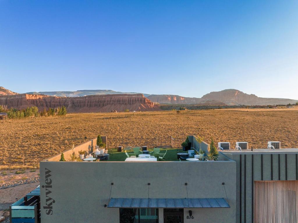 un edificio en medio de un desierto con montañas en Skyview Hotel en Torrey