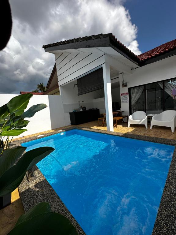 Swimmingpoolen hos eller tæt på Angsamas Villa Seremban Kids Private Pool & Jacuzzi