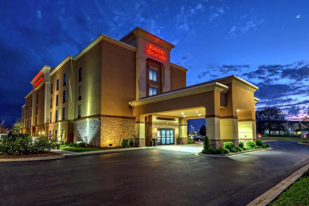 クラークスビルにあるHampton Inn & Suites Clarksvilleの夜のホテルの描写