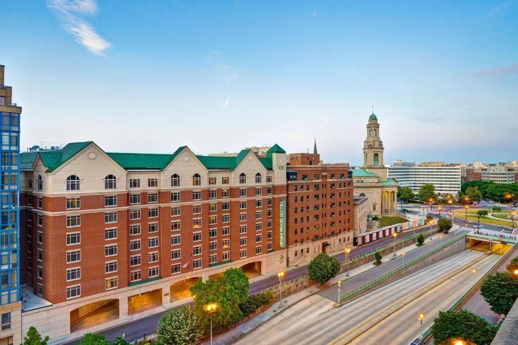 vista su una città con strada e edifici di Homewood Suites by Hilton Washington, D.C. Downtown a Washington