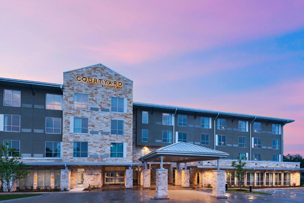 uma representação de um hotel com um edifício em Courtyard by Marriott Austin Dripping Springs em Dripping Springs