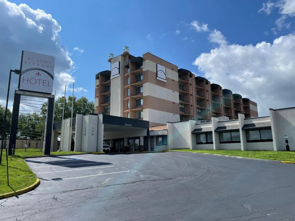 un aparcamiento vacío frente a un hotel en Saint Louis Airport Hotel en St. Louis