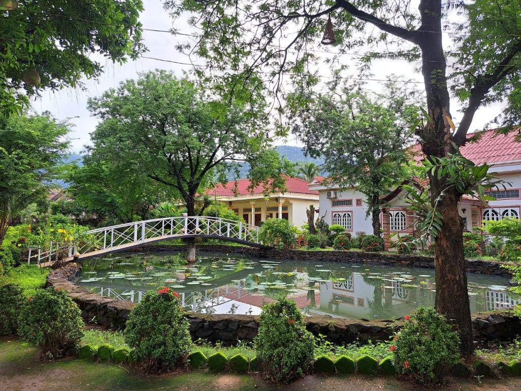 O grădină în afara Xuanmai Garden Resort