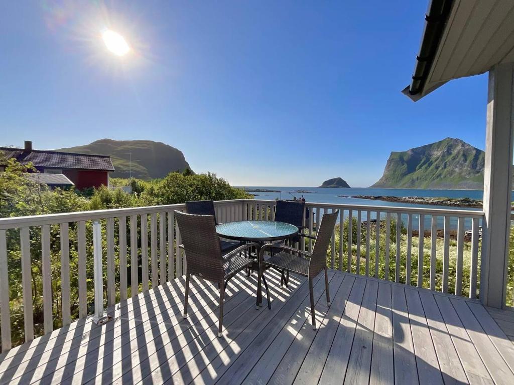 un tavolo e sedie su una terrazza con vista sull'oceano di Mannen Panorama Lofoten a Offersøya