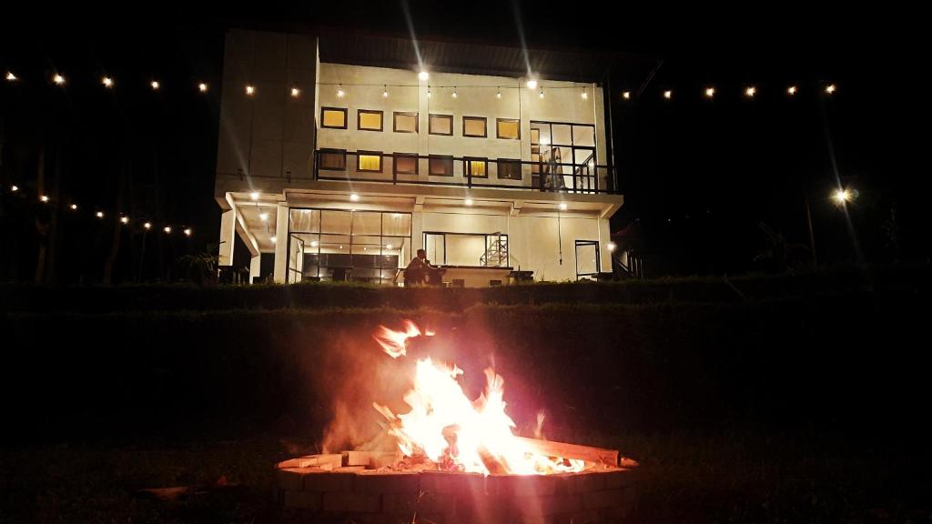 uma fogueira em frente a uma casa à noite em Bromo Dormitory & Camp em Bromo