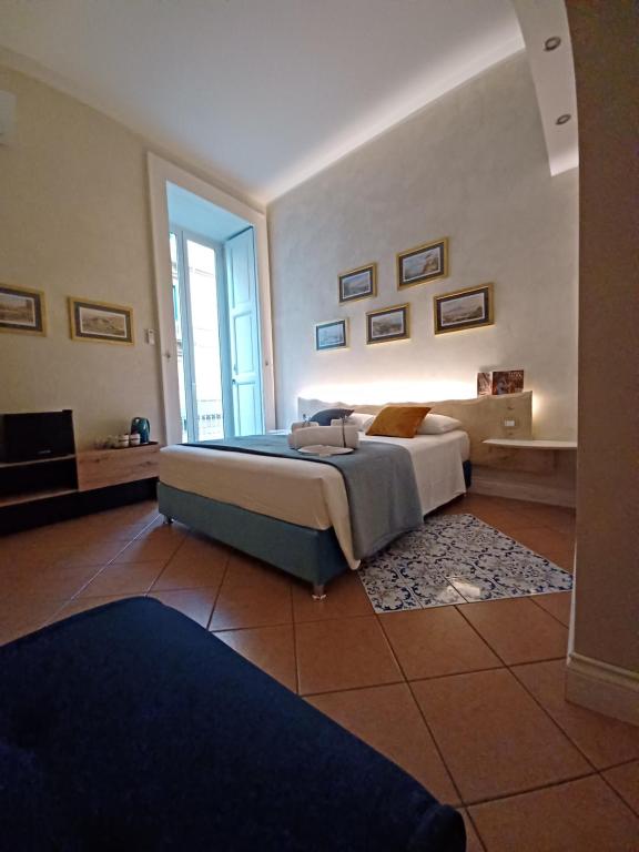 Giường trong phòng chung tại Domus Duomo B&B Napoli