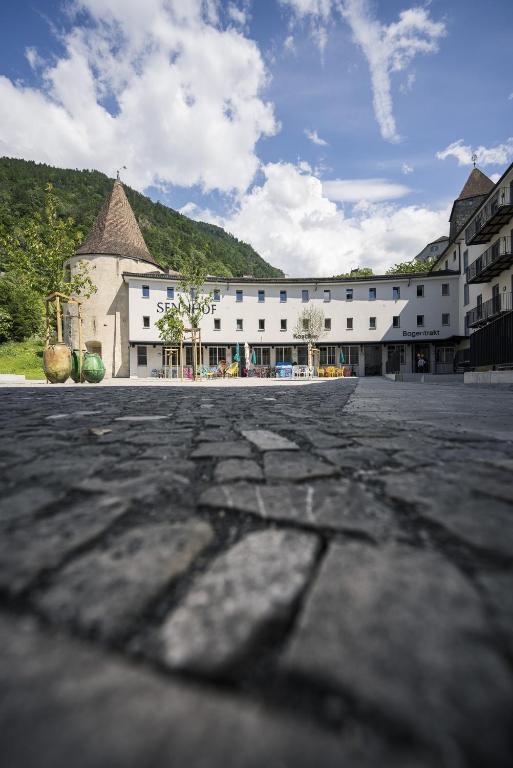 庫爾的住宿－Bogentrakt，一座白色的大建筑,背景是一座山