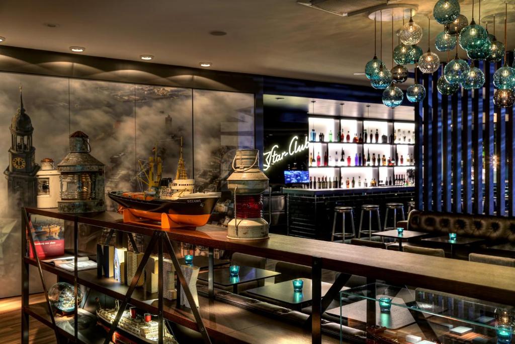 een bar met een bar en enkele flessen alcohol bij Motel One Hamburg am Michel in Hamburg