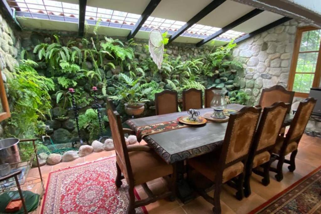 un comedor con mesa y algunas plantas en El Valle Mountain Retreat, en Antón