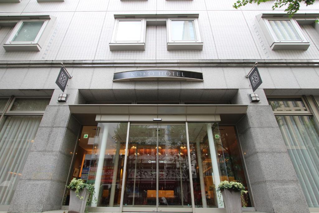 uma loja na frente de um edifício com portas de vidro em KOKO HOTEL Sendai Station West em Sendai