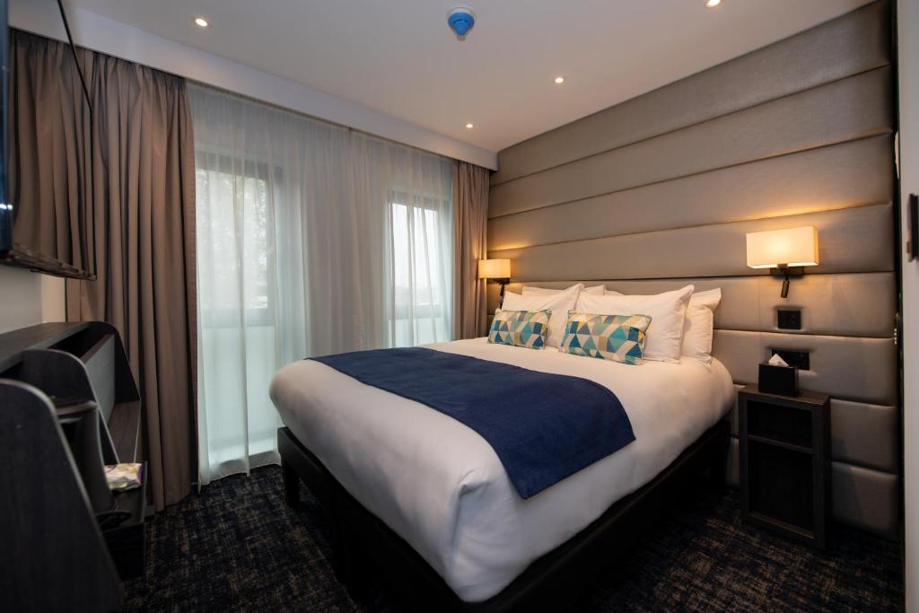 Tempat tidur dalam kamar di Signature London, The J Marylebone