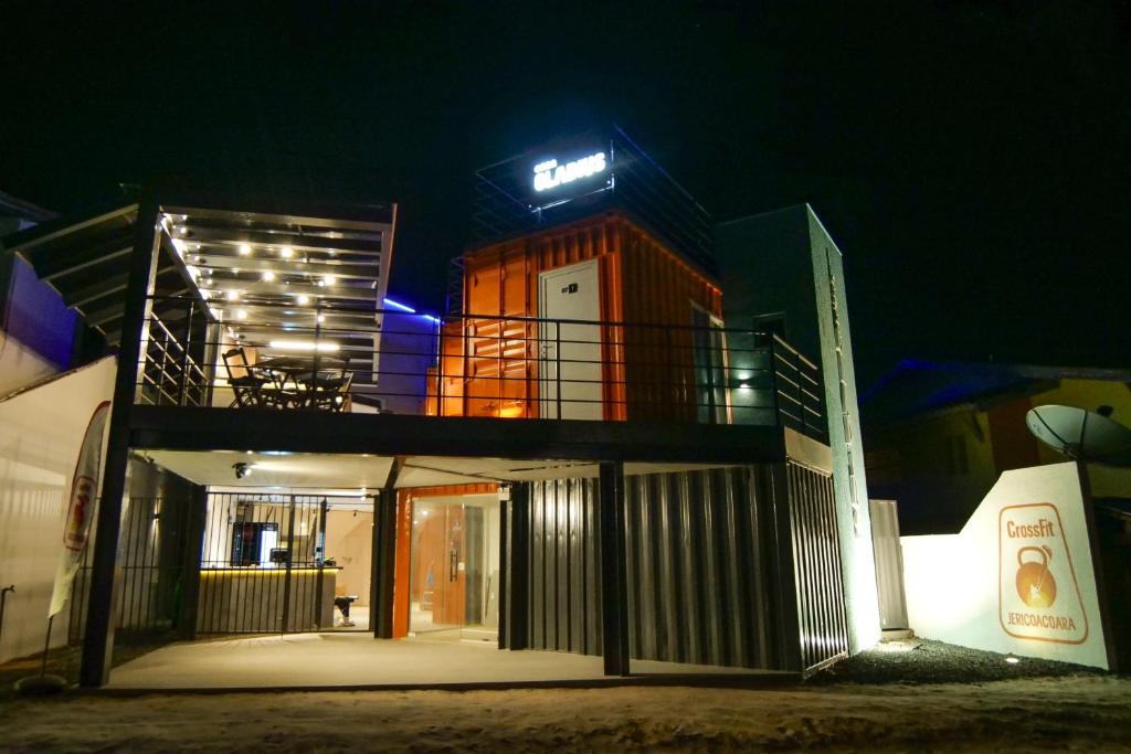 un bâtiment avec un balcon en haut de celui-ci la nuit dans l'établissement Casa Gladius, à Jericoacoara