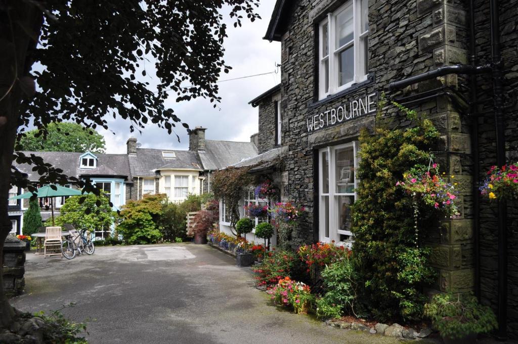 un edificio con un cartel para una floristería en The Westbourne, en Bowness-on-Windermere