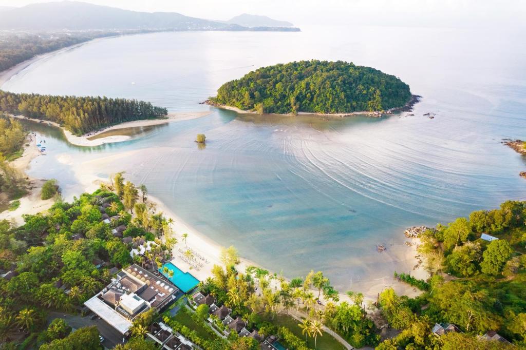 una vista aérea de una isla en un cuerpo de agua en Anantara Layan Phuket Resort en Layan Beach