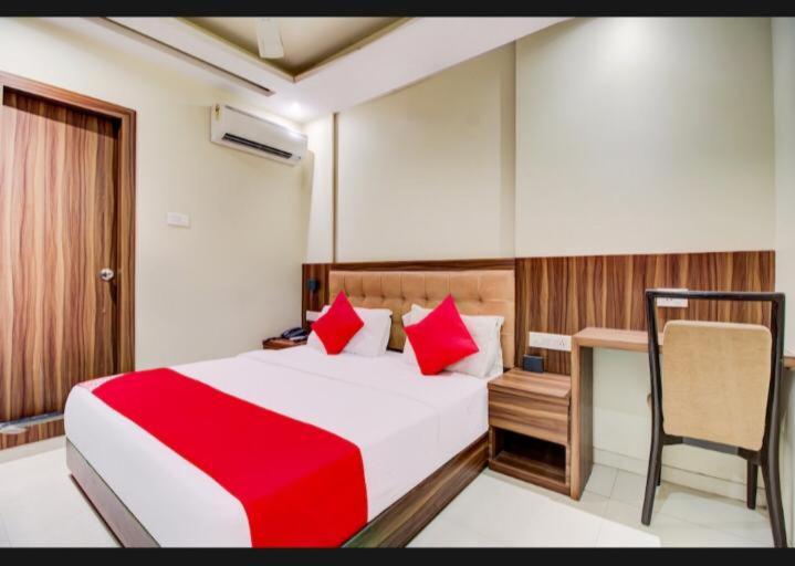 Ліжко або ліжка в номері Hotel Emerald Near T2 International Airport Mumbai