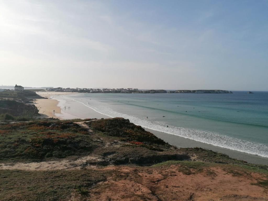 Blick auf den Strand mit Menschen im Wasser in der Unterkunft Baleal Atlantic 6 in Baleal