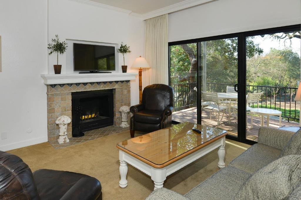 A seating area at Charming 2 bd Condo at Silverado