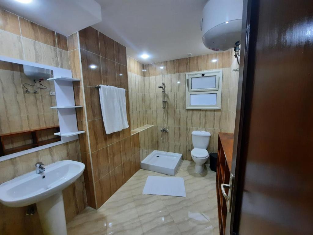 A bathroom at 2bedroom apartment in Hurghada