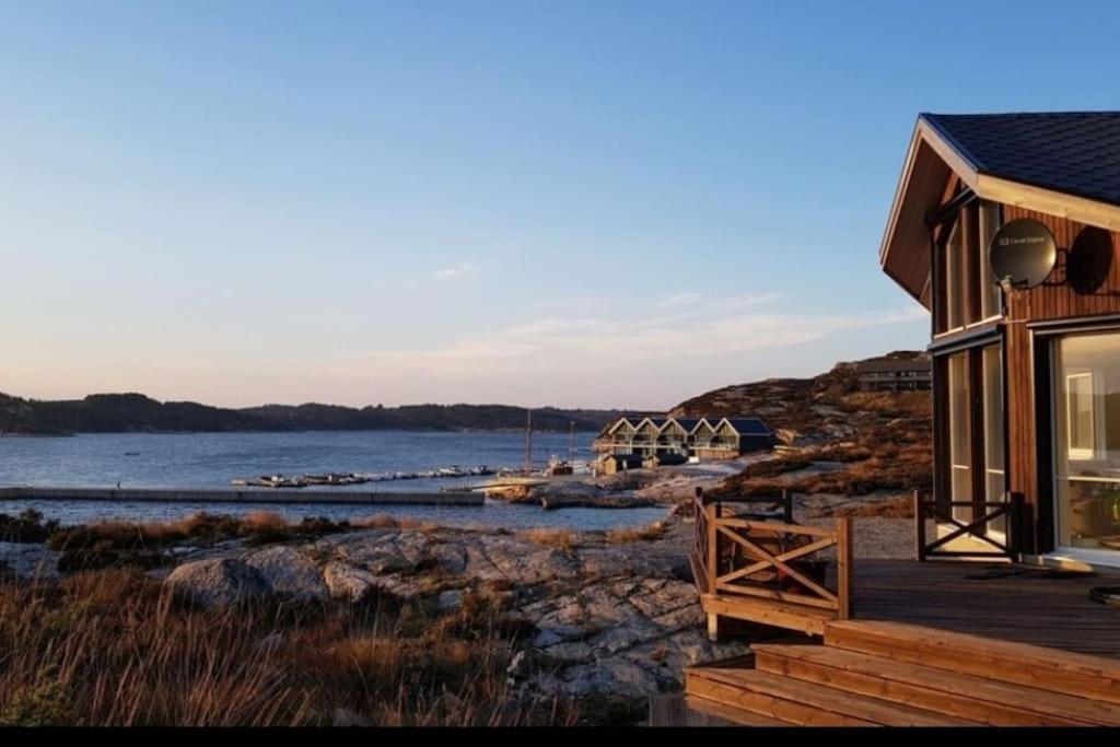 una casa sulla riva di un corpo d'acqua di Fjordcabin Panoramic view Near Bergen 3 sleepingroom a Forland