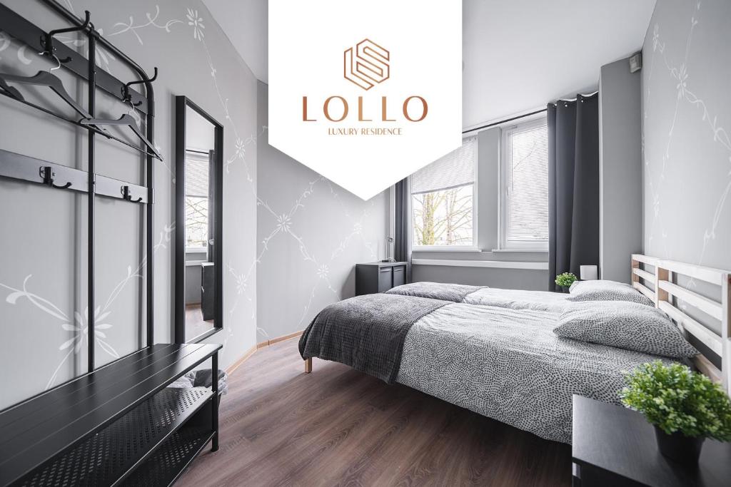 維爾紐斯的住宿－Lollo Motel Graičiūno - Lollo Luxury，一间卧室配有一张大床和镜子