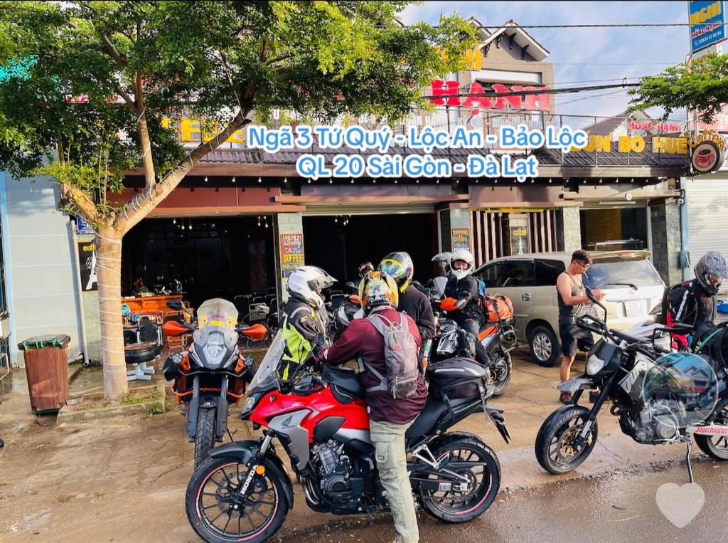 Clients de Nhà nghỉ Hồng Hạnh ( Cà Phê- Điểm Tâm - Nhà Nghỉ)