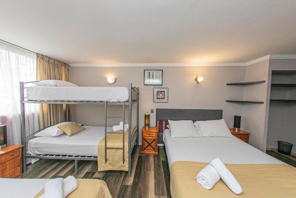 um quarto com 2 beliches e uma janela em Hotel Murano em Concepción