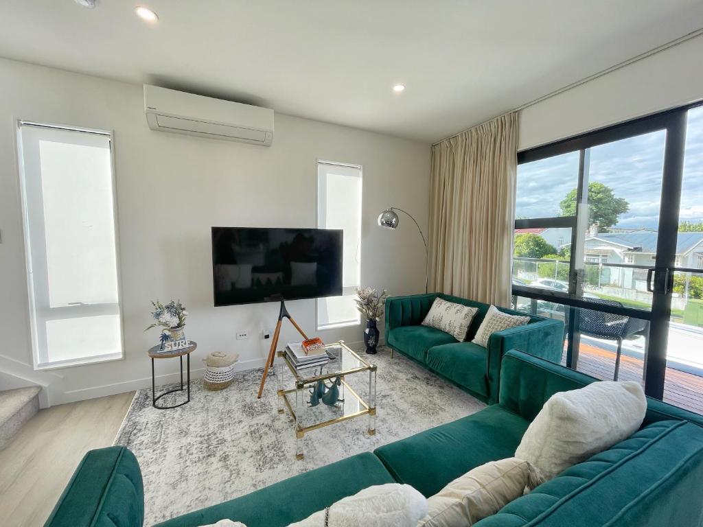 Your Modern Home in Sandringham, Close to City, Heat Pumps, Netflix, Parking TV 또는 엔터테인먼트 센터