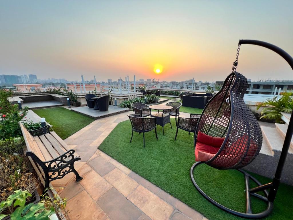 um pátio com uma rede de descanso, uma mesa e cadeiras em 3BHK Apartment Santacruz Mumbai 802 em Mumbai