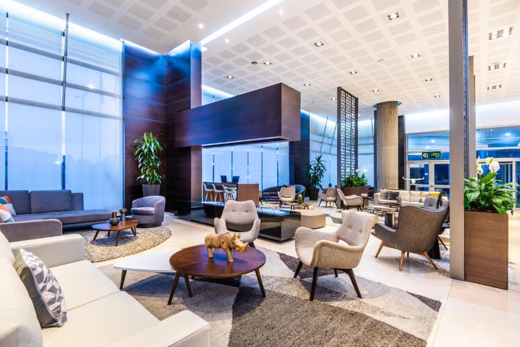 Hilton DoubleTree Bogotá Salitre AR tesisinde bir oturma alanı