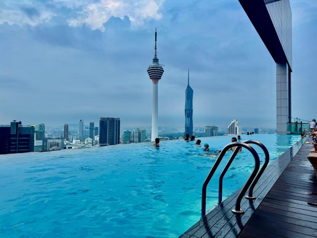 Platinum KLCC by Luxury Suites tesisinde veya buraya yakın yüzme havuzu